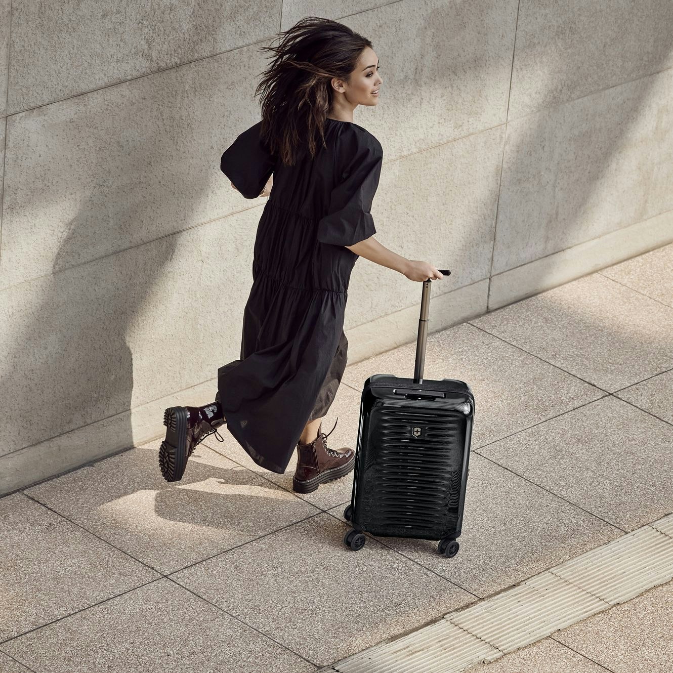 Traveller with Airox luggage